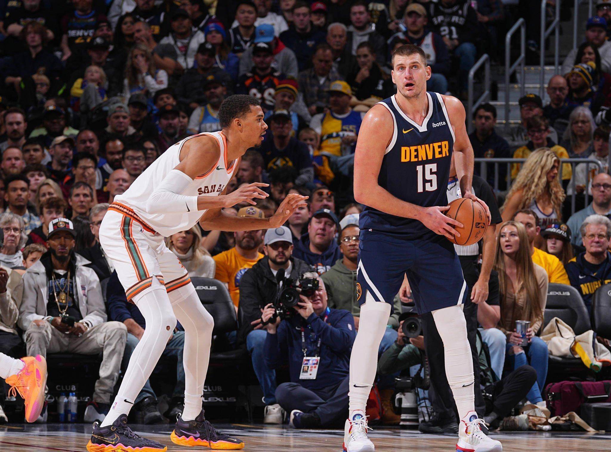 心系老东家，维尼修斯晒穿达尼洛弗拉门戈13号球衣打游戏（情牵旧主，维尼修斯晒身穿达尼洛弗拉门戈13号球衣打游戏）