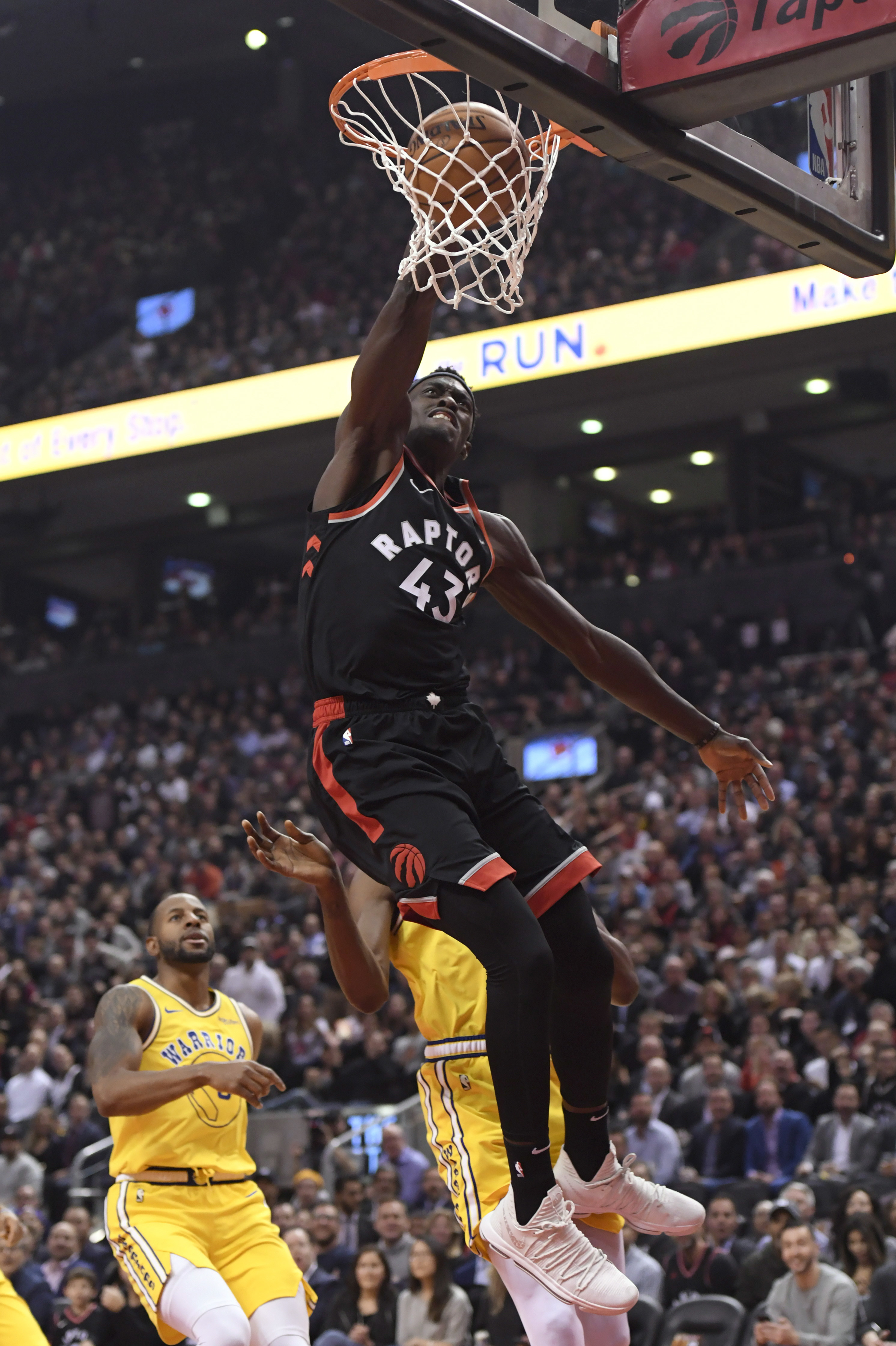 麦克阿瑟FCvs大埔亚冠赛前为香港大埔火灾遇难者...（亚冠赛前，麦克阿瑟FC对阵大埔，为香港大埔火灾遇难者致哀）