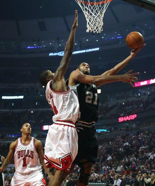 世界杯预热海报里没有C罗遭质疑，FIFA删除原海报改“怀旧”（C罗缺席世界杯预热海报引争议，FIFA撤下原图改发“怀旧”版）